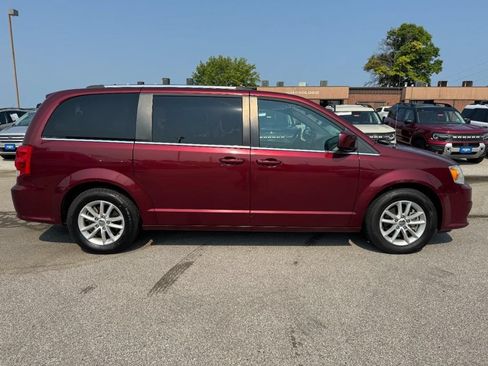 Used 2019 Dodge Grand Caravan SXT FWD image 2