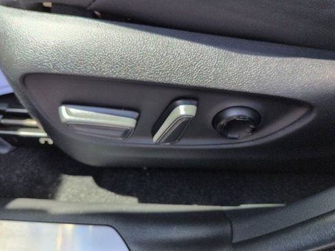 Certified 2023 Toyota Venza Limited image 16