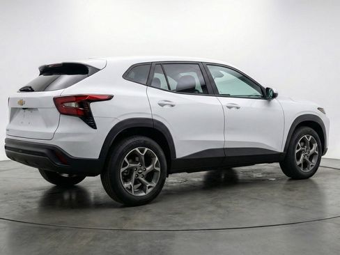 Used 2025 Chevrolet Trax LT FWD image 9