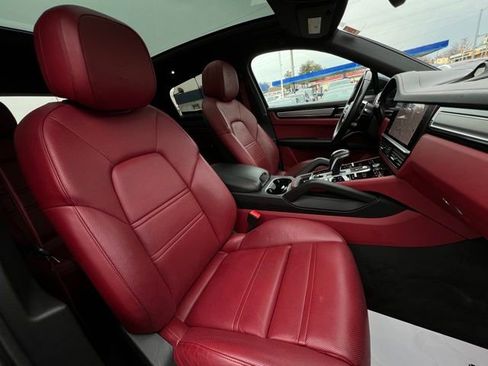 Used 2023 Porsche Cayenne Platinum Edition image 6