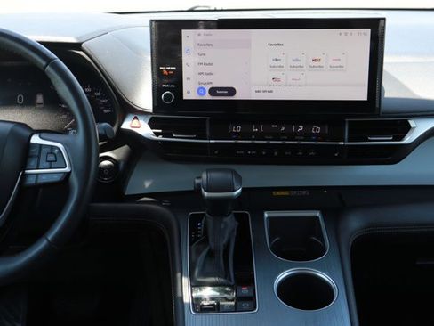 Used 2025 Toyota Sienna XLE FWD image 17