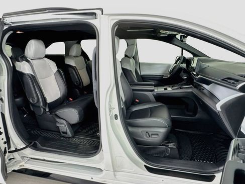 Used 2025 Toyota Sienna XSE AWD/4WD image 29