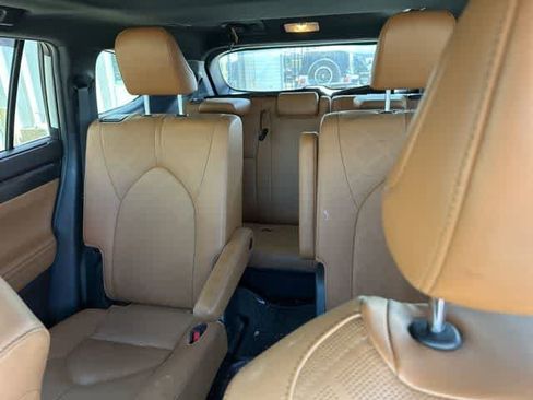 Used 2020 Toyota Highlander Platinum image 5