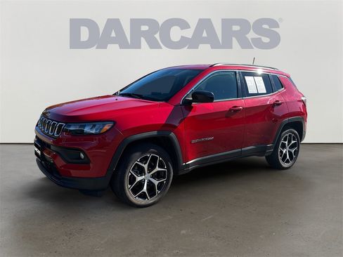 Used 2024 Jeep Compass Latitude image 3