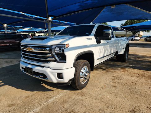 Used 2025 Chevrolet Silverado 3500 High Country w/ Technology Package AWD/4WD image 2