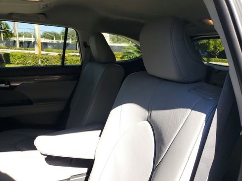 Used 2024 Toyota Highlander Limited image 18