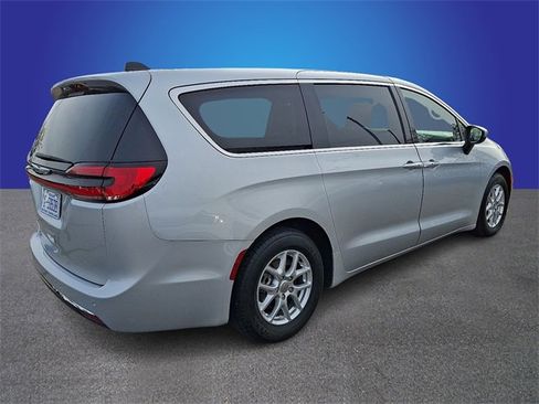 Used 2023 Chrysler Pacifica Touring-L image 5