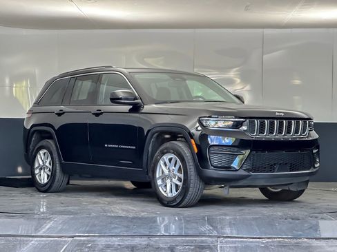 Used 2023 Jeep Grand Cherokee Laredo w/ Luxury Tech Group I AWD/4WD image 1