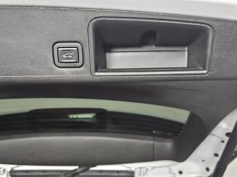 Used 2024 GMC Terrain SLT image 21