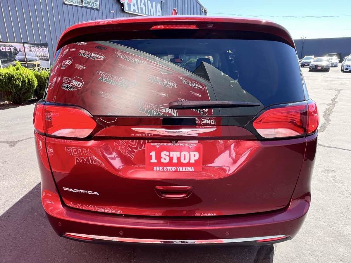 Used 2017 Chrysler Pacifica Touring-L FWD image 6