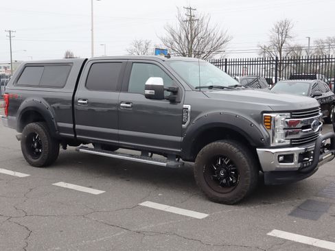 Used 2019 Ford F250 Lariat w/ Chrome Package image 2