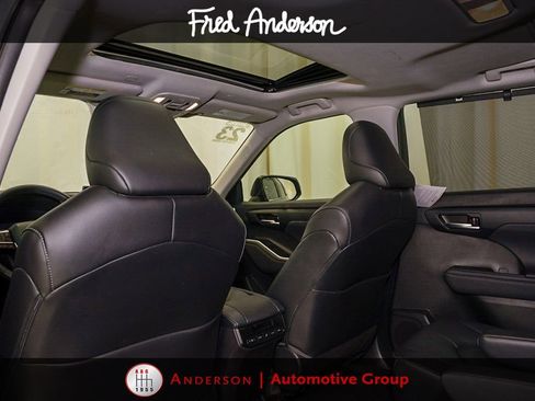 Used 2023 Toyota Highlander XLE AWD/4WD image 10
