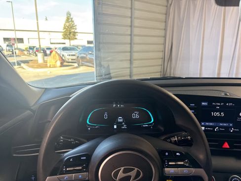 Used 2025 Hyundai Elantra SE image 20