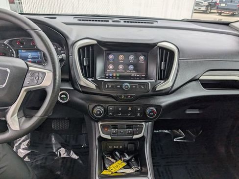 Used 2024 GMC Terrain SLE FWD image 3