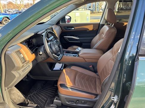 Used 2023 Nissan Pathfinder Platinum w/ Cargo Package image 17