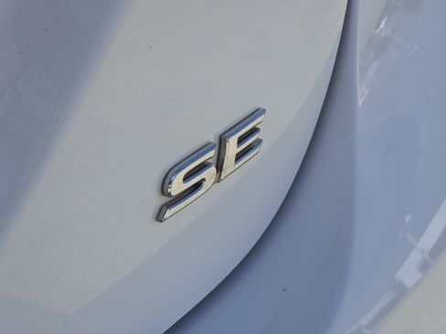 Used 2020 Toyota Camry SE image 12