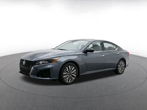Used 2025 Nissan Altima 2.5 SV FWD image 3
