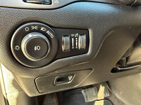 Used 2019 Jeep Cherokee Latitude Plus image 15
