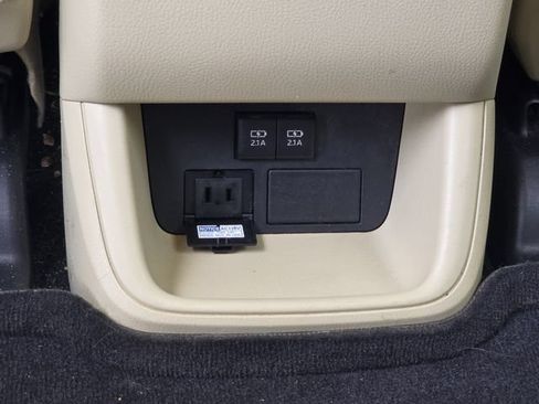 Used 2019 Toyota Highlander XLE FWD image 19