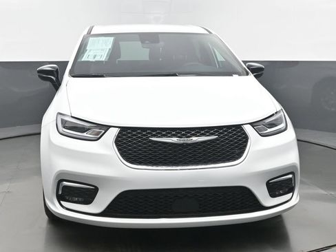 Used 2025 Chrysler Pacifica Select image 8