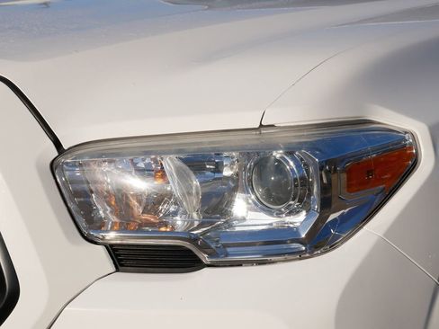 Used 2019 Toyota Tacoma SR image 16