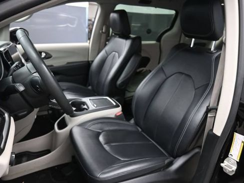 Used 2024 Chrysler Pacifica Touring-L FWD image 19