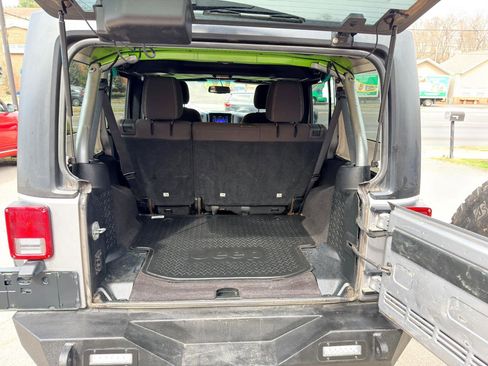 Used 2018 Jeep Wrangler Unlimited Sahara w/ Connectivity Group image 13