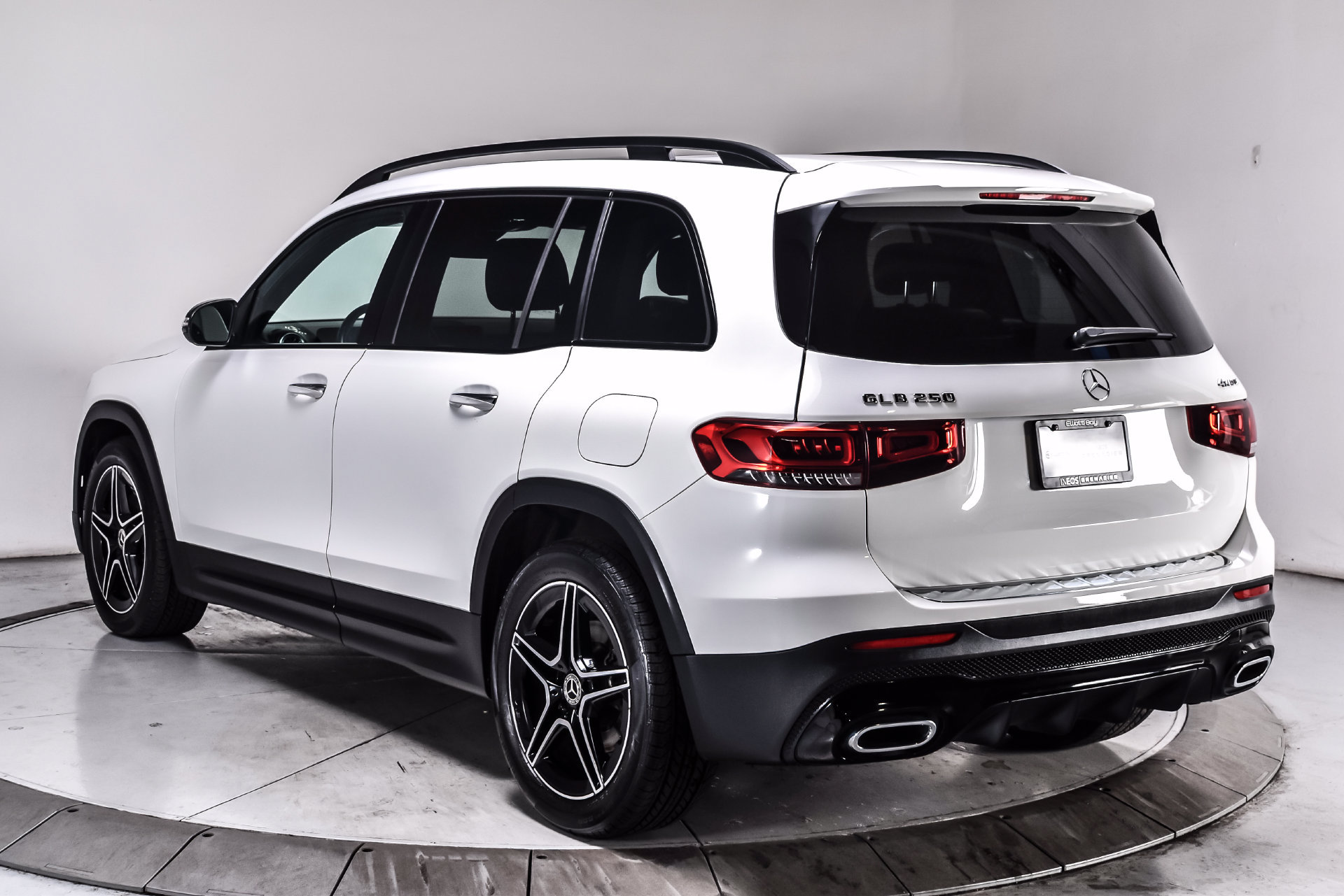 Used 2022 Mercedes-Benz GLB 250 4MATIC w/ AMG Line image 4