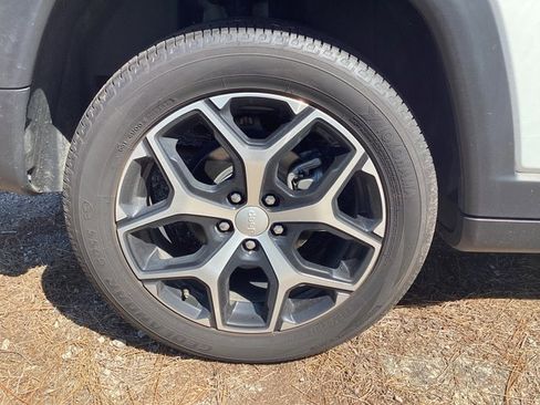 Used 2024 Jeep Compass Latitude image 9