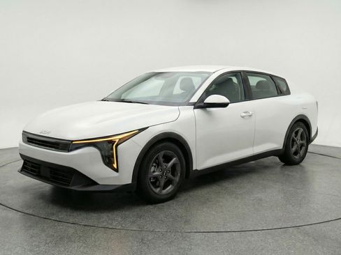 Used 2025 Kia K4 LXS image 2
