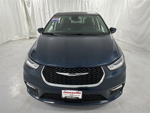 Used 2023 Chrysler Pacifica Touring-L image 8