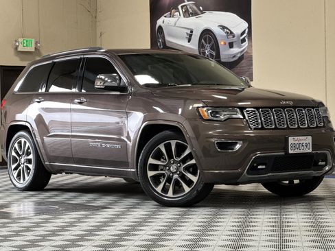 Used 2018 Jeep Grand Cherokee Overland AWD/4WD image 2