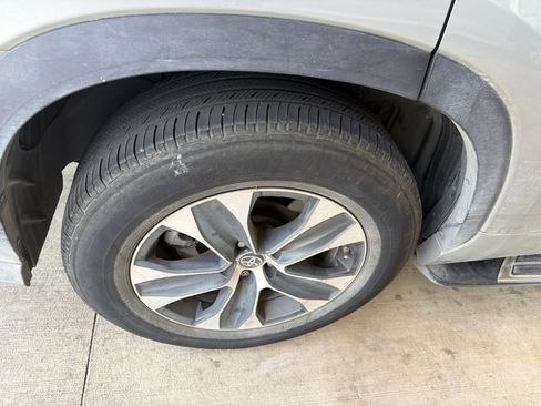 Used 2020 Toyota Highlander XLE FWD image 17