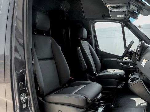 Used 2025 Mercedes-Benz Sprinter 2500 image 24
