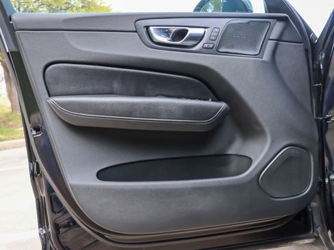 Used 2021 Volvo XC60 T6 Momentum w/ Premium Package image 13