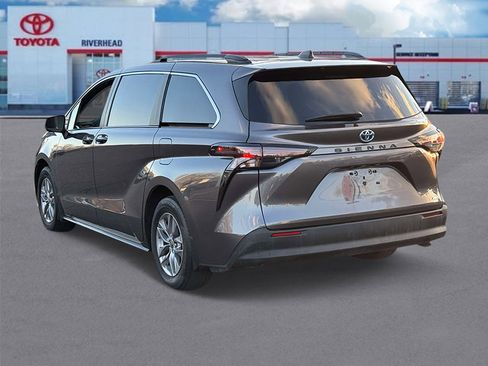 Certified 2023 Toyota Sienna LE image 5