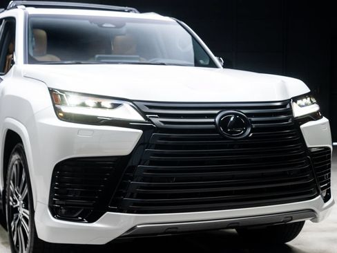 Used 2025 Lexus LX 600 4WD w/ Appearance Package image 7