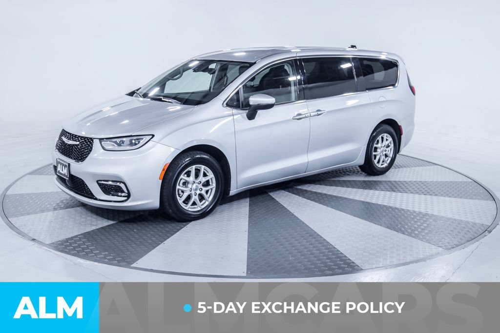 Used 2023 Chrysler Pacifica Touring-L FWD image 3