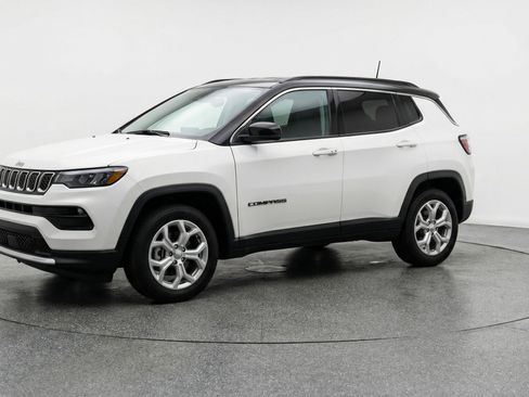 Used 2025 Jeep Compass Latitude AWD/4WD image 3