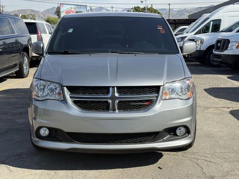 Used 2019 Dodge Grand Caravan SXT image 3