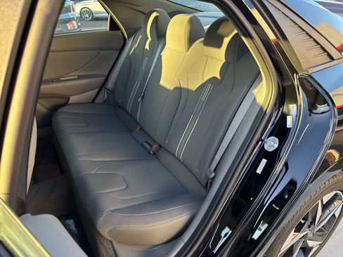 Used 2023 Hyundai Elantra SEL w/ Convenience Package image 12