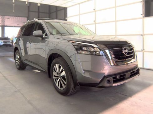 Used 2025 Nissan Pathfinder SL FWD image 4