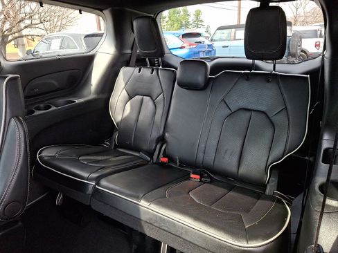 Used 2025 Chrysler Pacifica Limited FWD image 11