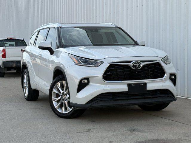 Used 2023 Toyota Highlander Limited FWD image 2