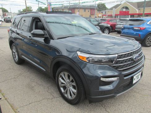 Used 2023 Ford Explorer XLT w/ Equipment Group 202A AWD/4WD image 3