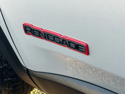 Used 2016 Jeep Renegade Trailhawk image 11