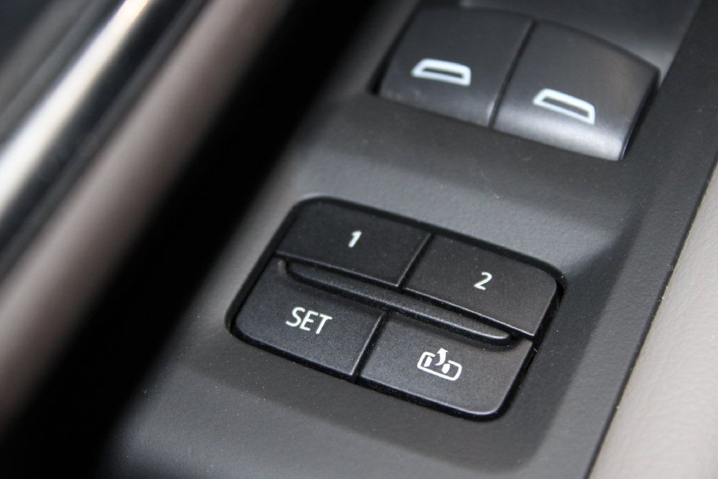 Used 2022 Chevrolet Tahoe LT w/ Luxury Package RWD image 43