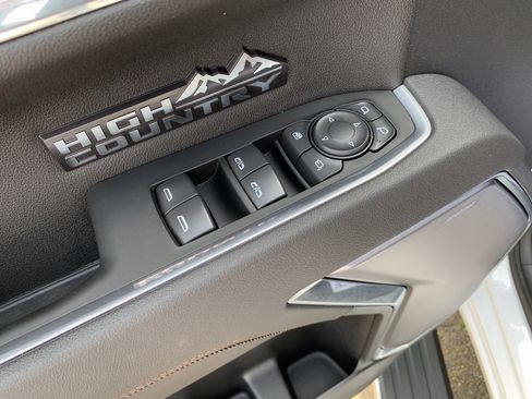 Used 2025 Chevrolet Silverado 1500 High Country AWD/4WD image 24