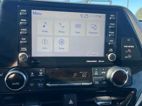 Used 2022 Toyota Highlander XLE AWD/4WD image 38