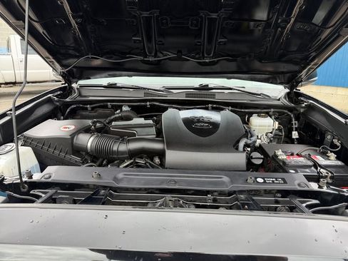 Used 2018 Toyota Tacoma TRD Off-Road AWD/4WD image 29